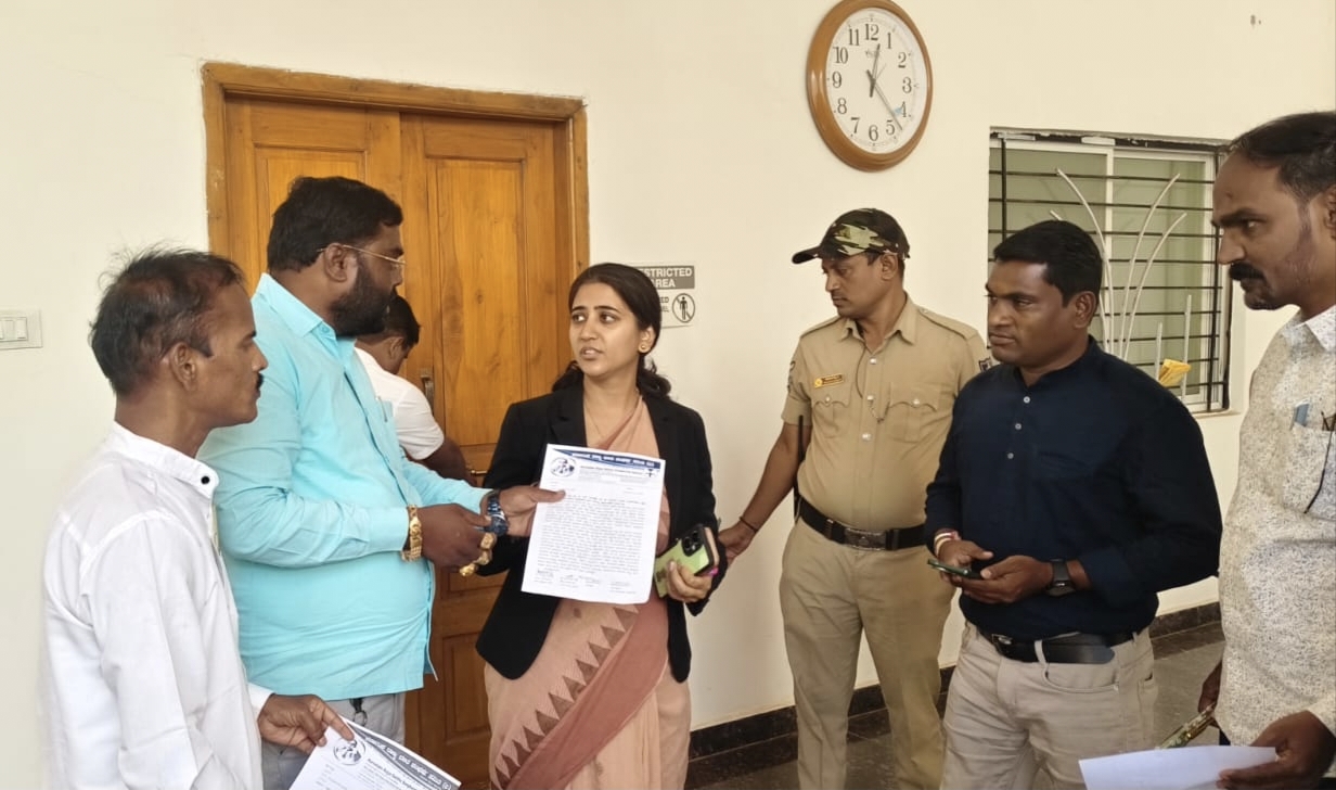 ಉದ್ದೇಶ ಪೂರ್ವಕವಾಗಿ ಭಾಗವಹಿಸದ ಅಧಿಕಾರಗಳಿಗೆ ಸೇವೆಯಿಂದ ಅಮಾನತ್ತು ಮಾಡಬೇಕೆಂದು ಅಗ್ರಹ ಮಾಡಲಾಯಿತು