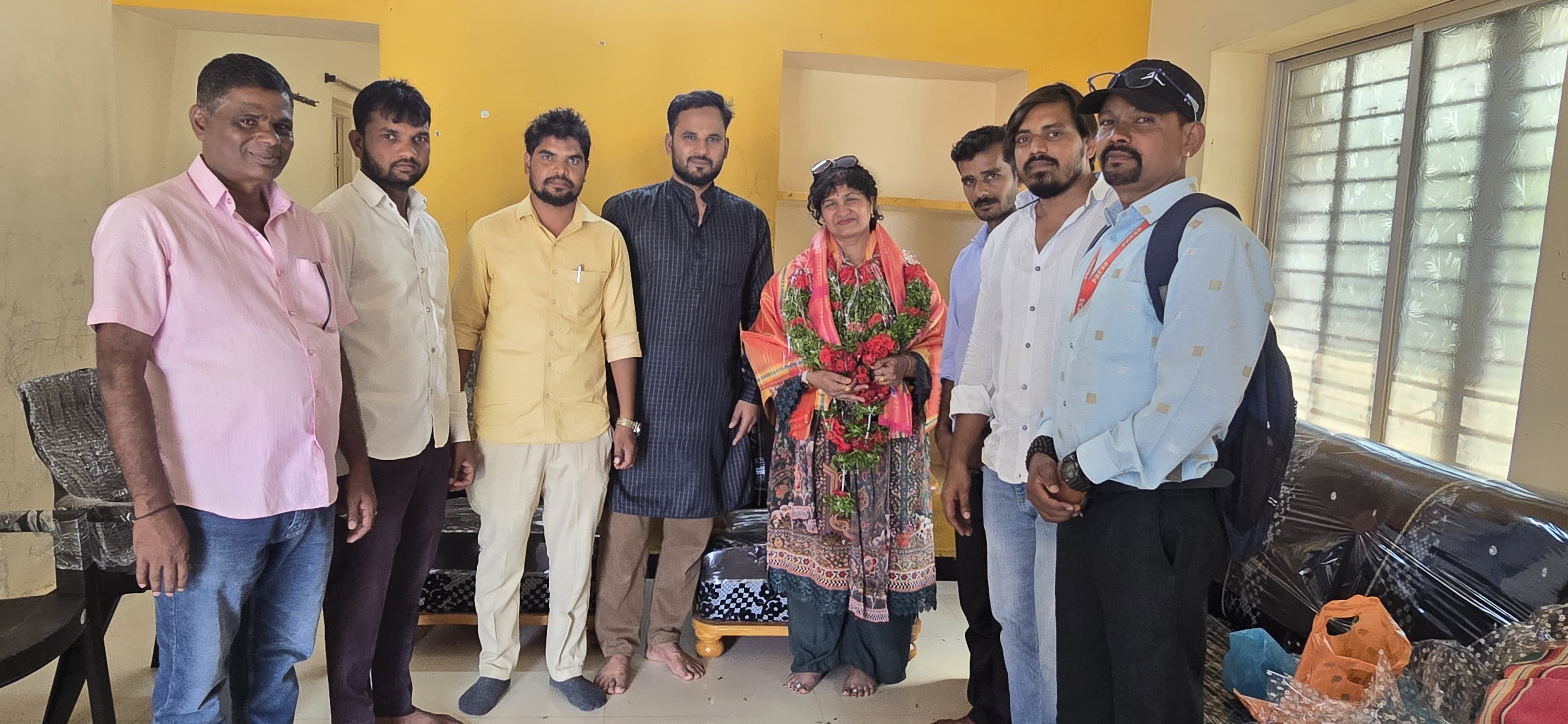 ಶ್ರೀಮತಿ ಡಾ. ಗಾಯತ್ರಿ ವಿಜಯಕುಮಾರ್** ಅವರಿಗೆ ಸ್ಥಳೀಯ ಮುಖಂಡರು ಹಾಗೂ ಸಾರ್ವಜನಿಕರಿಂದ ಸನ್ಮಾನ