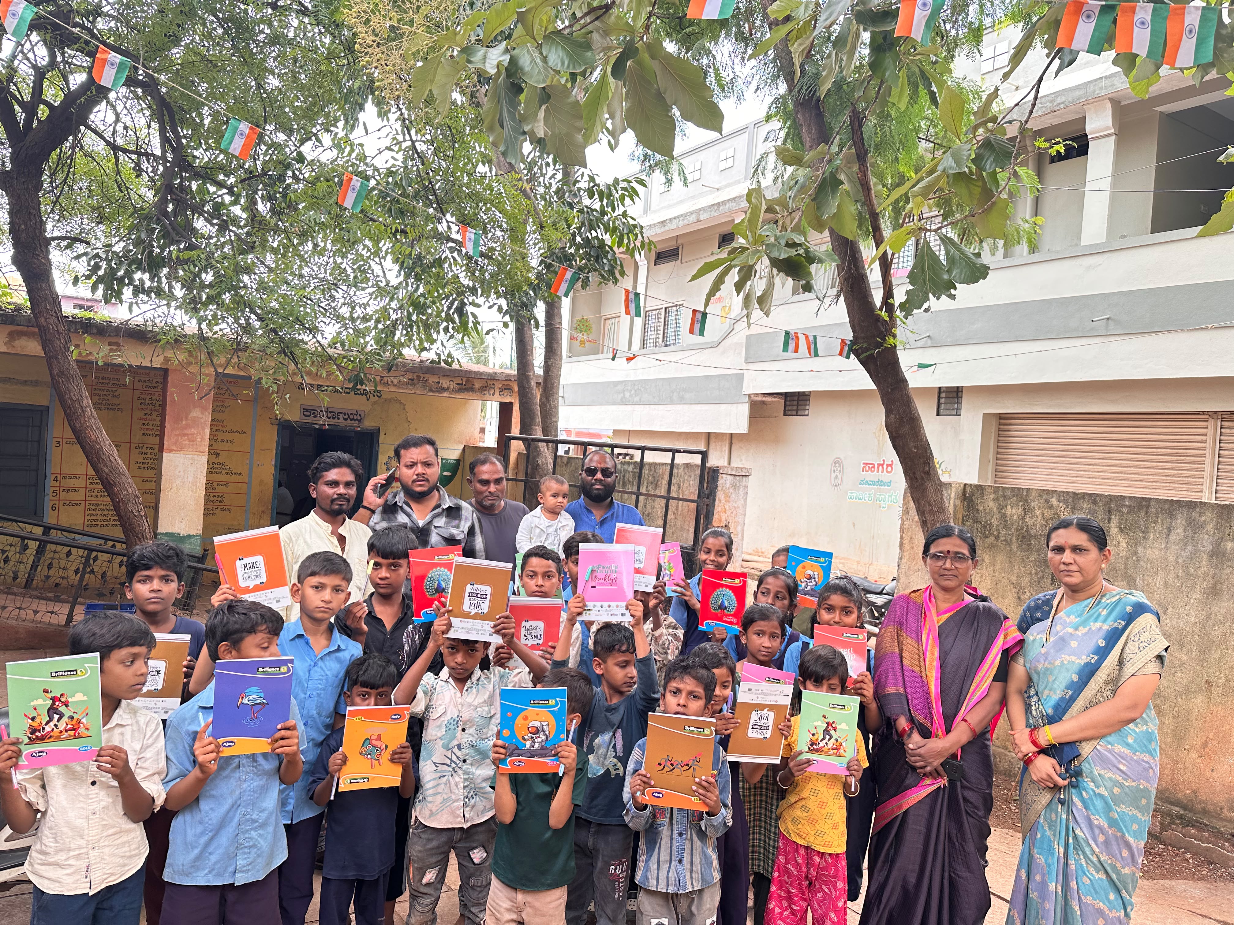 ರಾಜಕುಮಾರ ಹಲಬುರ್ಗೆ ಹುಟ್ಟುಹಬ್ಬ ವಿದ್ಯಾರ್ಥಿಗಳಿಗೆ ನೋಟ್‍ಪುಸ್ತಕ ಉಚಿತ ವಿತರಣೆ ಘೋಡೆ